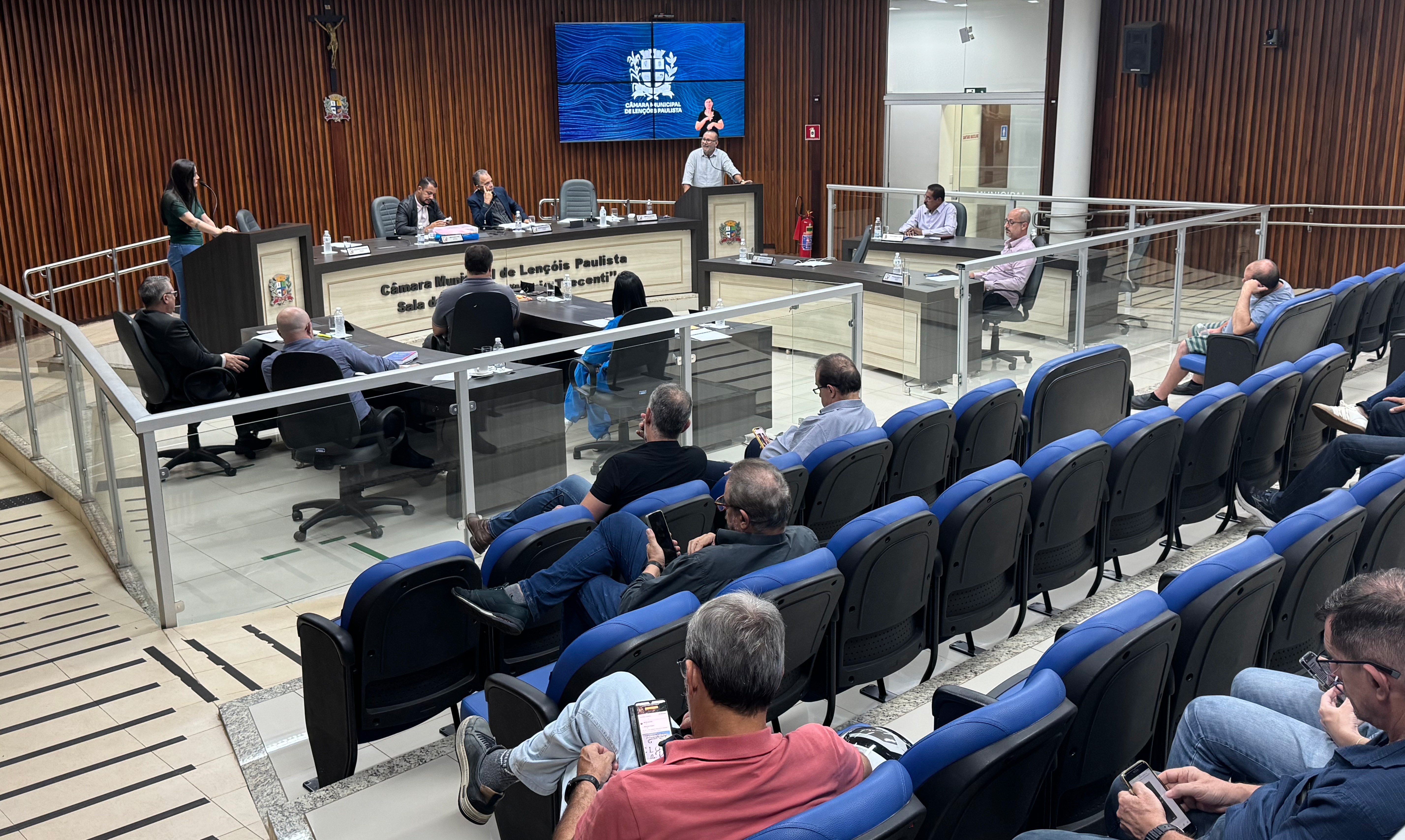 Ajuste na legislação que autoriza o recolhimento de veículos abandonados é aprovado em primeira votação