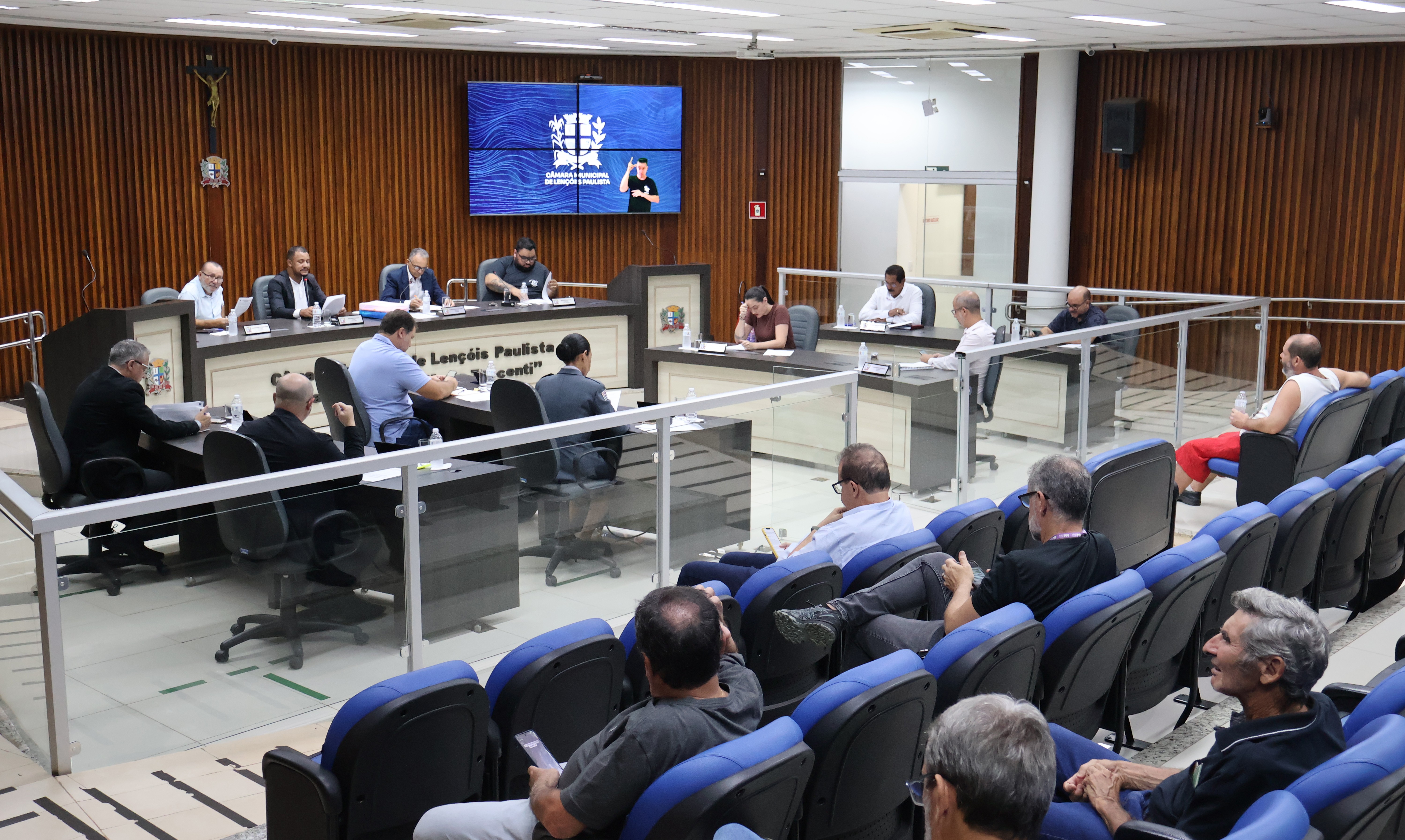 Câmara aprova Título de Cidadã Lençoense e ajustes na legislação que autoriza o recolhimento de veículos abandonados